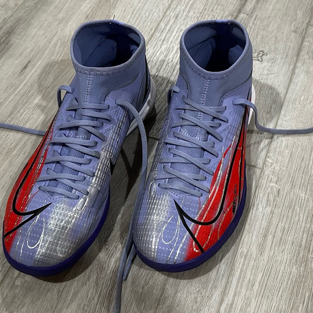 Indoor Nike soccer shoes-cleats. Size 6 men boys-7.5 women excellent condition